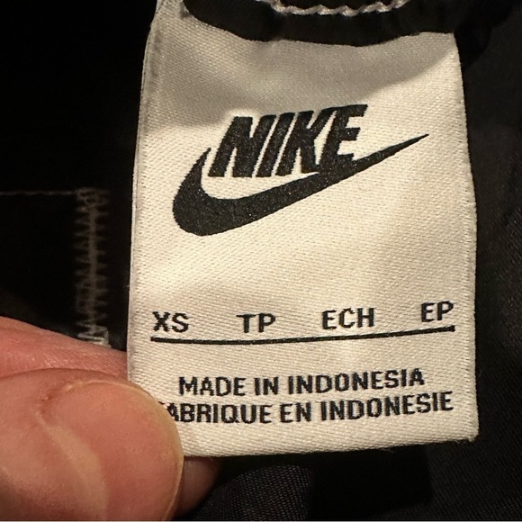 Nike Women's Swoosh Woven Easy Shorts Black Size XS DM6752-010 - Picture 7 of 9